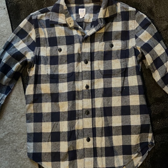 Size M (8) boys flannel shirts, gap and old navy - Picture 2 of 5